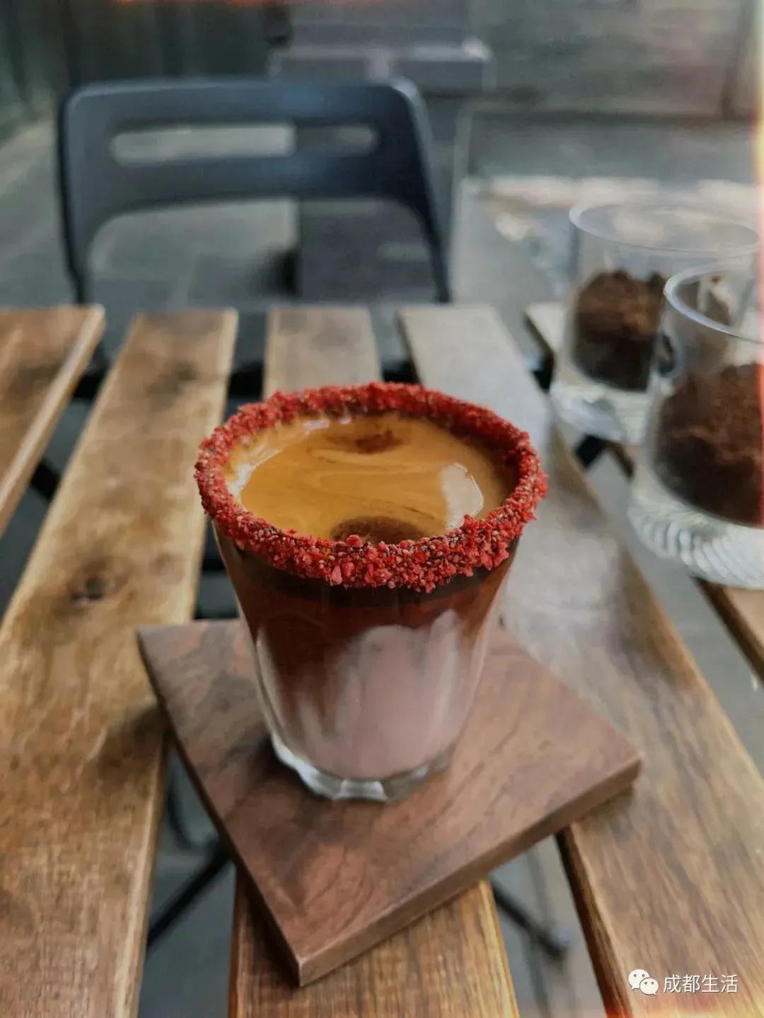 12条时髦老街，长满晒太阳的成都人