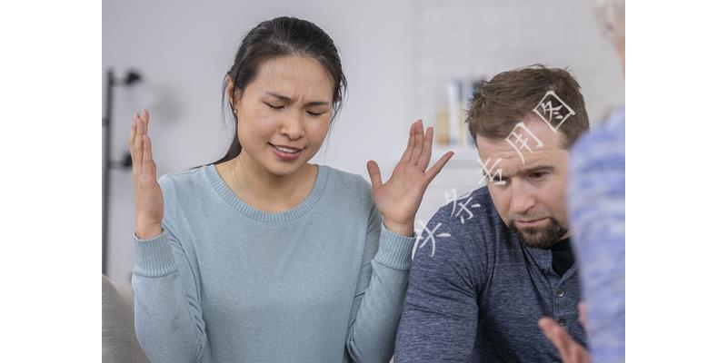 小伙被父亲联合后妈赶出家门，5年后霸气归来，看见后妈愣住了