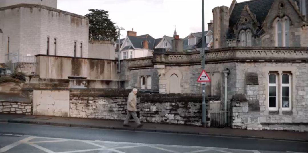 英国职业足坛一家百年俱乐部的戏谑故事，被一条狗拯救的托奎联