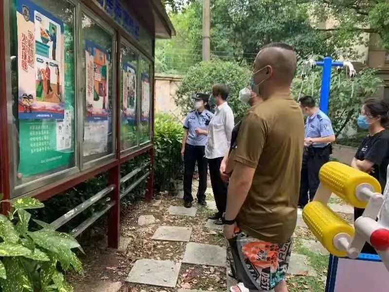 【夏季治安打击整治“百日行动”】上海黄浦：警灯闪烁，夏夜守护