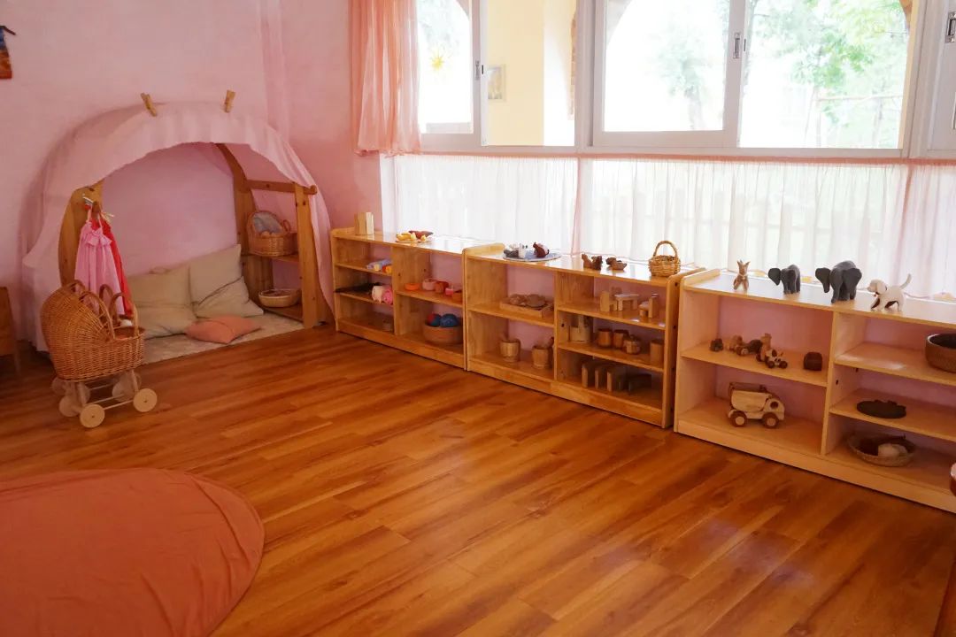 一个有大片绿地、果树、鱼塘、菜地，还有小鸡和鸭子的小岛幼儿园