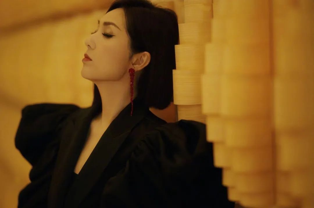 放下来活下去杨千嬅,杨千嬅坚强勇敢的时候