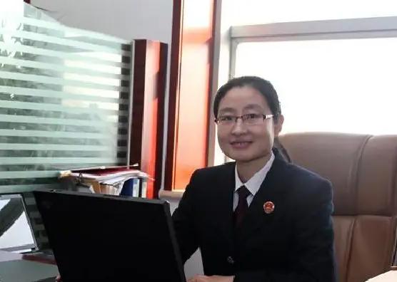 男公务员女富二代合适吗,女公务员与男公务员发展前景