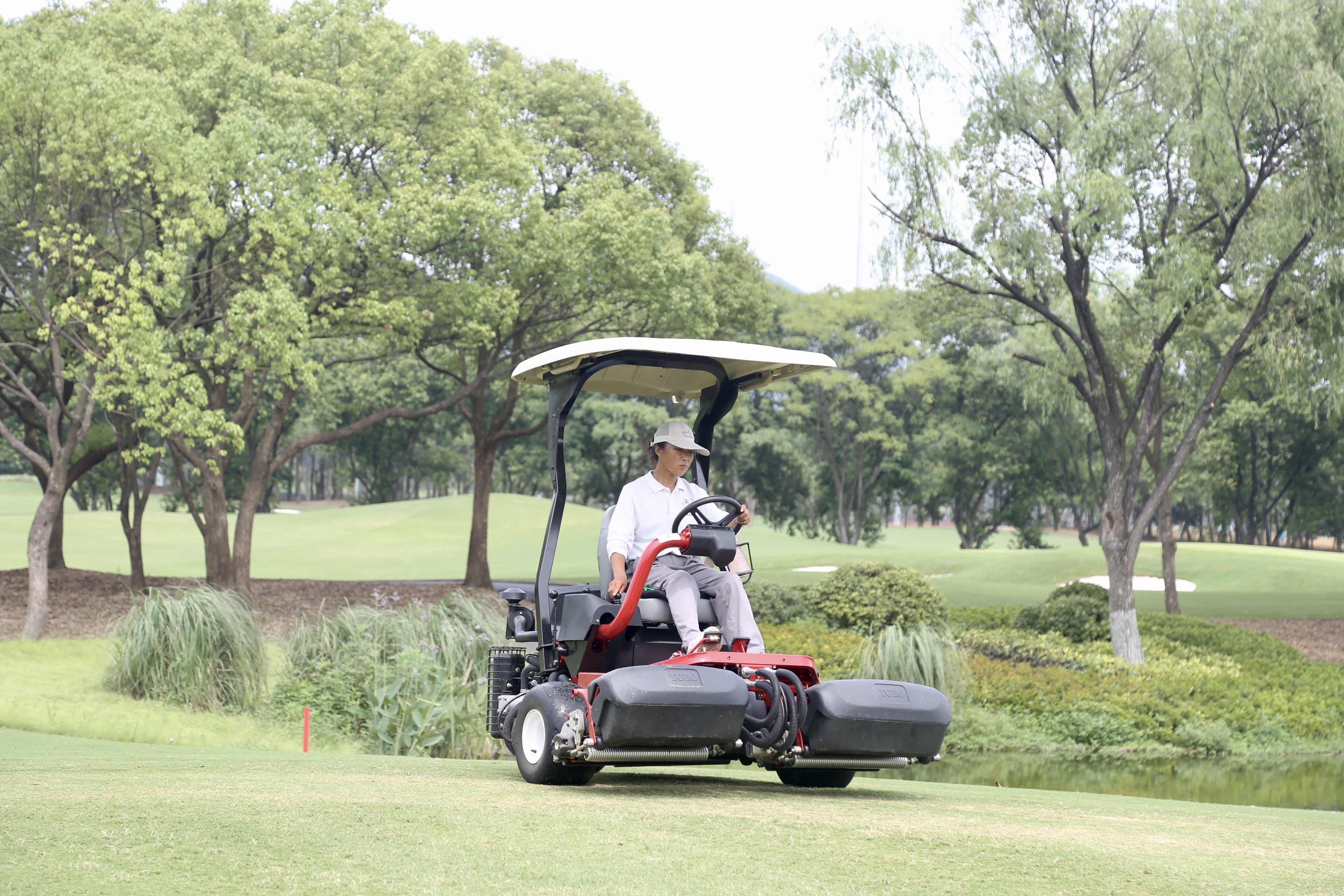 高温酷暑坚守岗位的建筑工人,高温下建设者的坚守