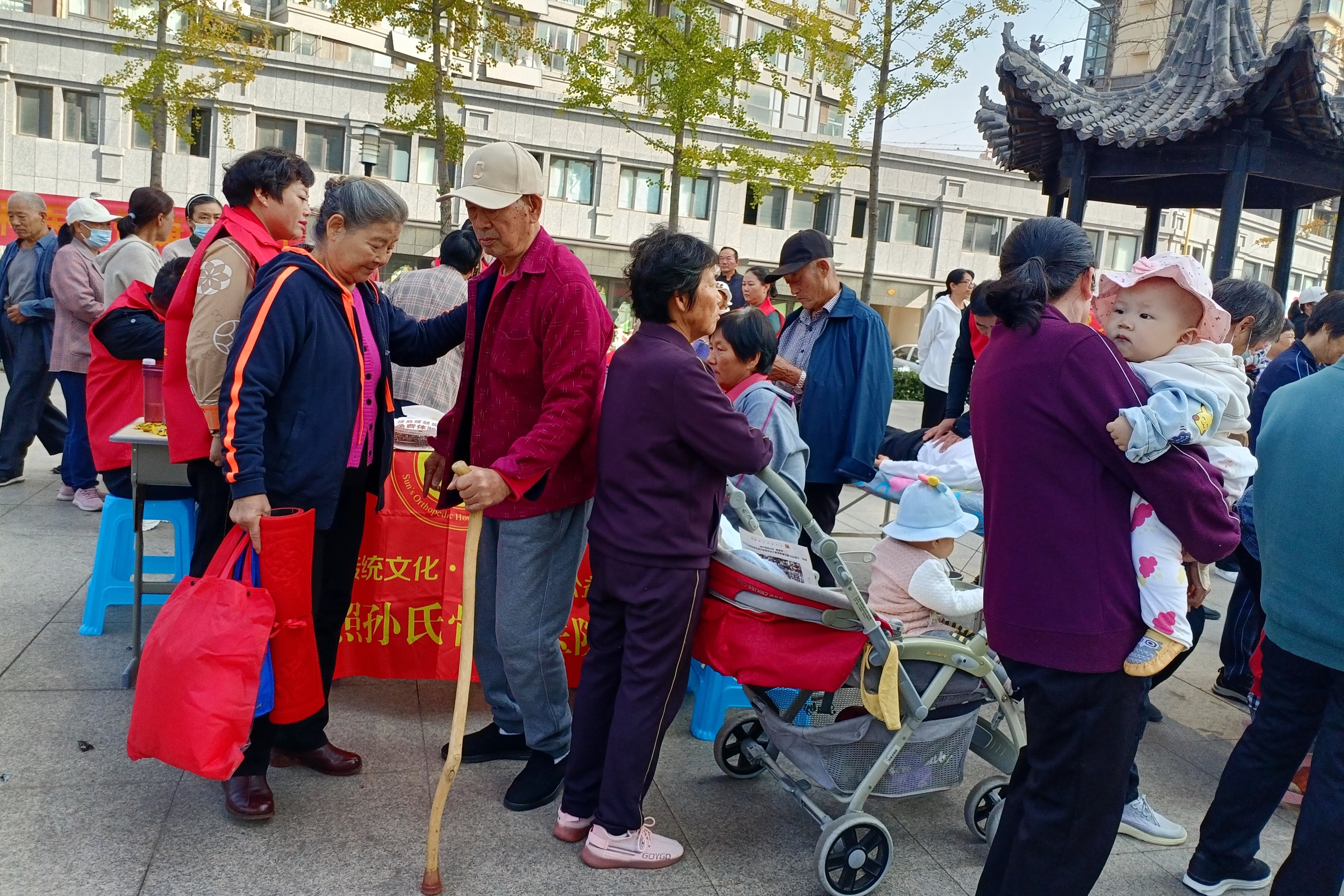 裕华堂孙氏骨科走进秦楼街道蓝天水岸社区开展“健康相伴、情暖重阳”活动