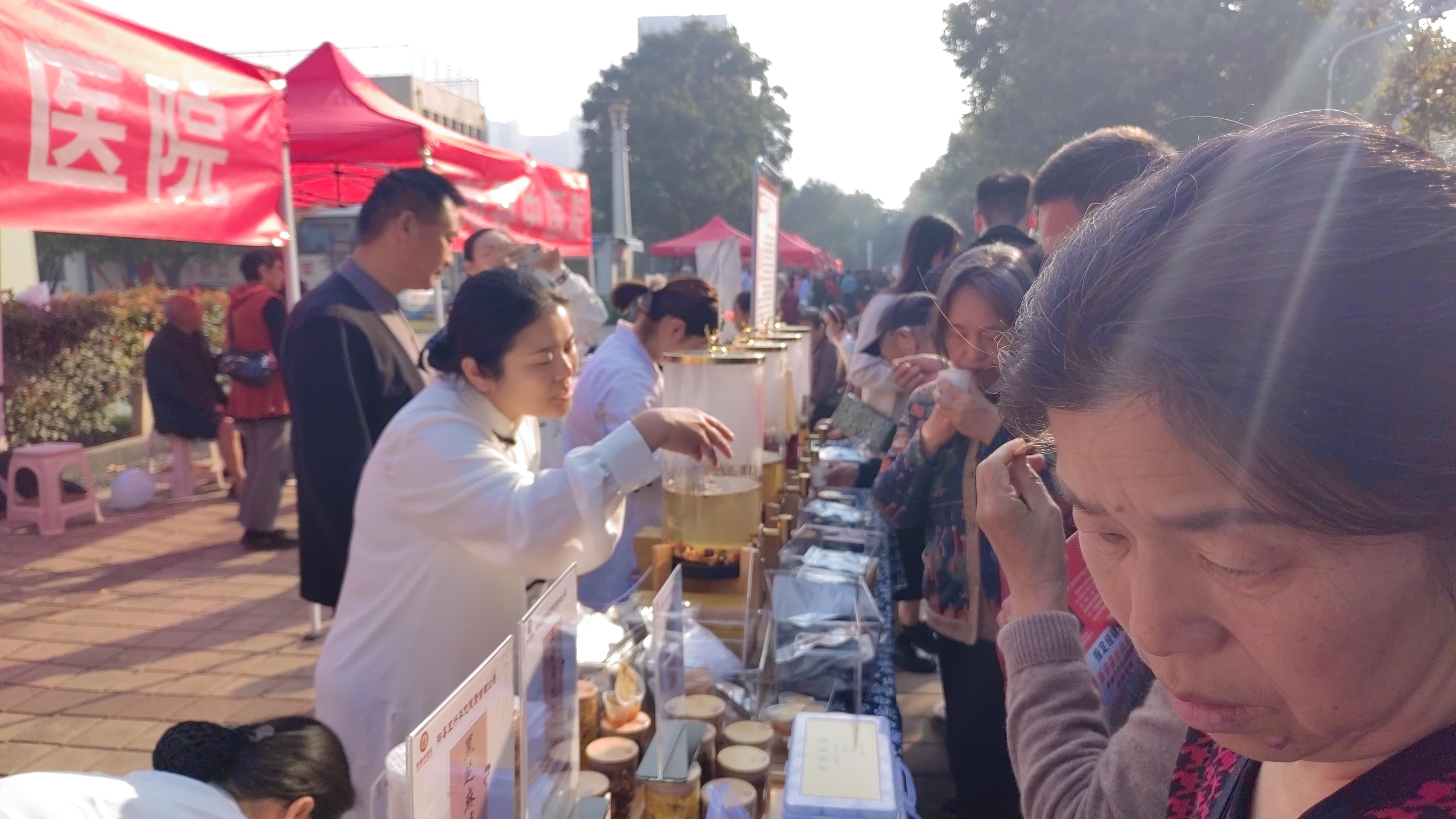 中医服务基层义诊送健康,进行免费中医义诊服务帮助民众