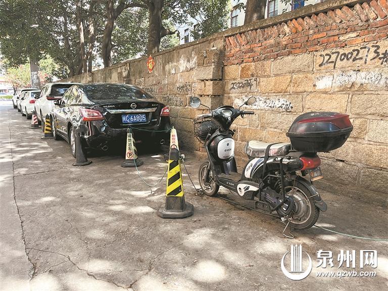 消防通道成停车场还有人在地上钻孔安装螺丝扣“占位”