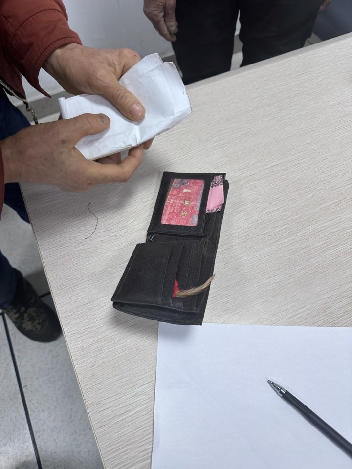 急啊!买地铁票忘拿钱包,里面那张卡里有好几个人的工资