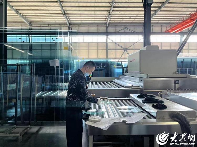 临朐星冠中空钢化玻璃工厂,临朐星冠玻璃生产过程