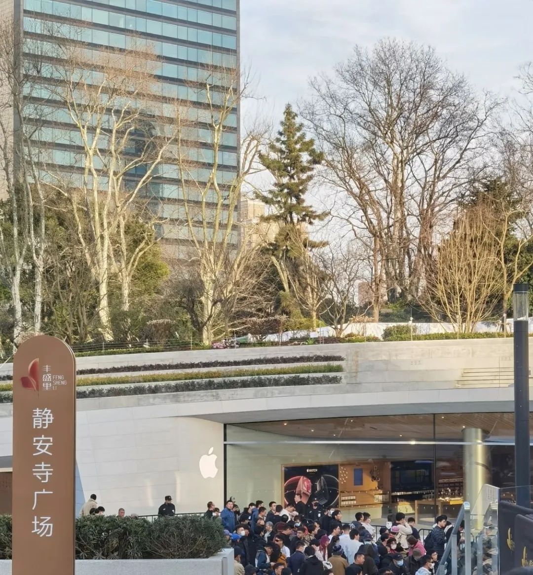 库克发文庆祝苹果零售店开业,苹果ceo库克到访北京三里屯苹果店