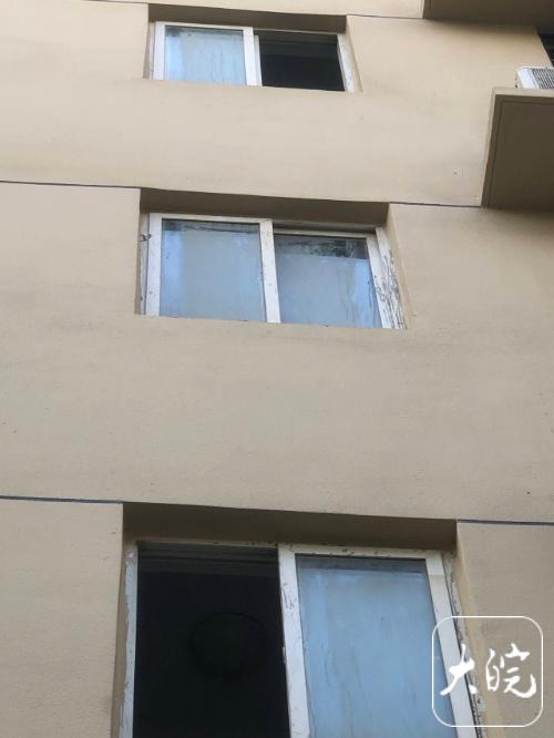 外墙改造后数百户窗玻璃蒙尘事发合肥一高层小区施工方称仍在清理