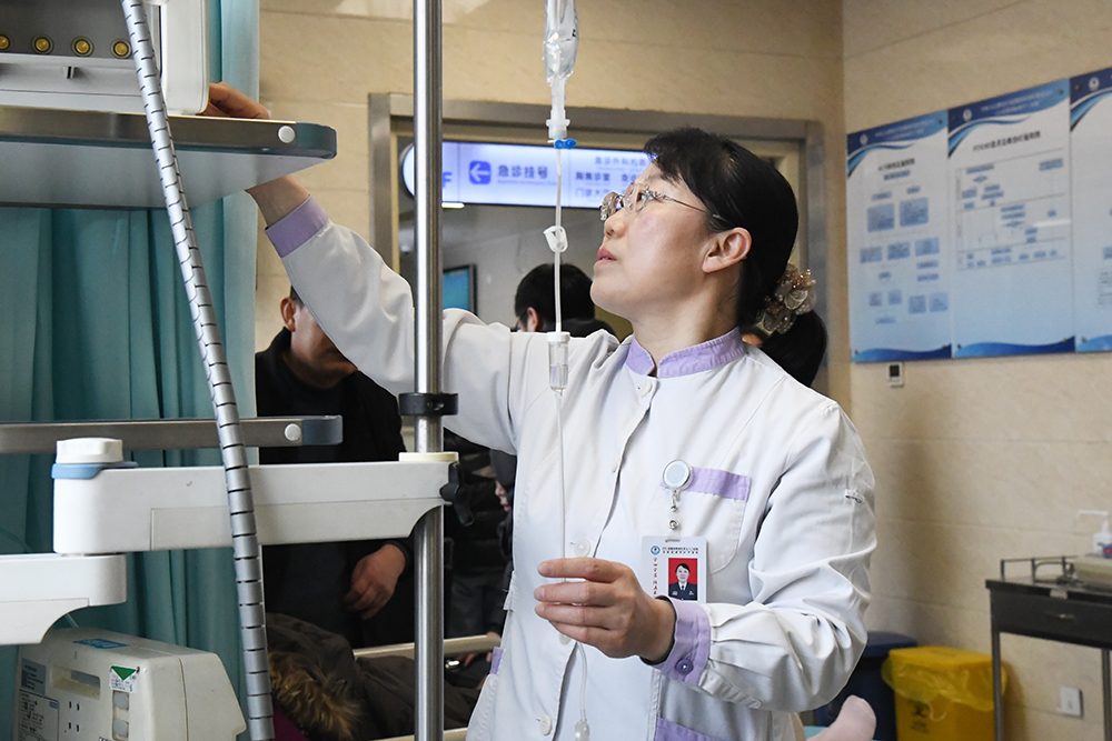 新春走基层除夕夜防控一线的坚守,新春走基层致敬平凡的坚守