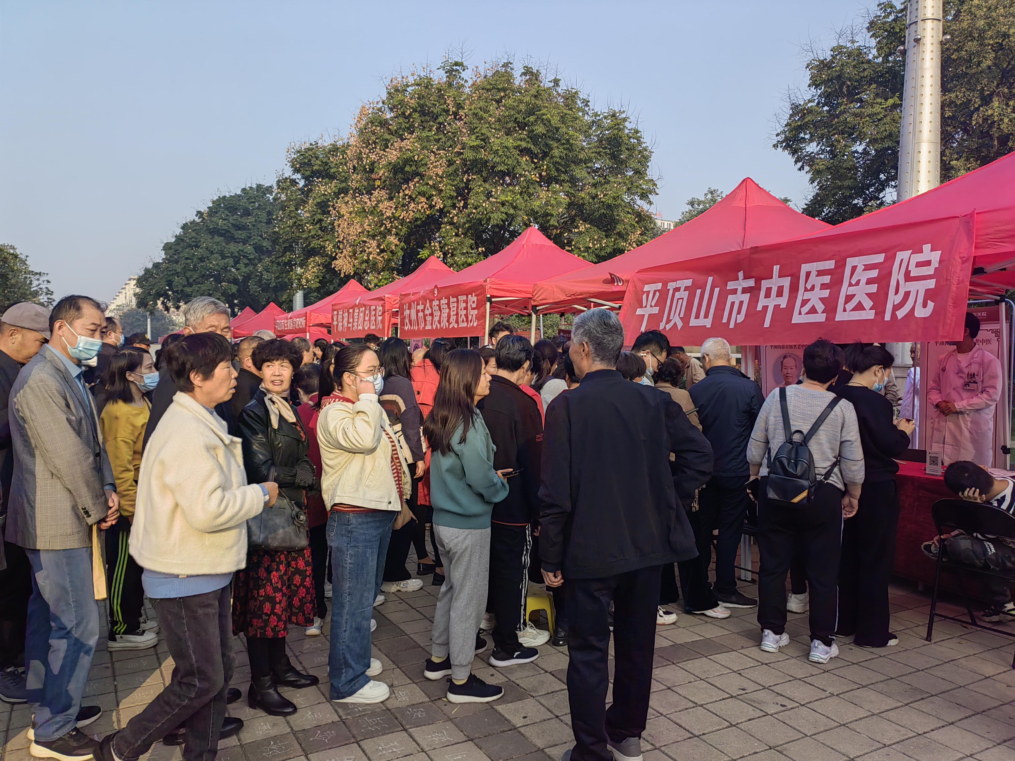 中医服务基层义诊送健康,进行免费中医义诊服务帮助民众