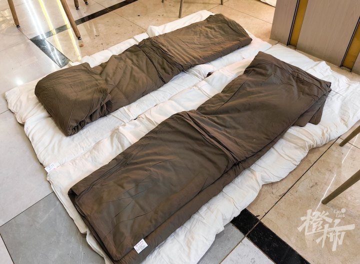 *疆新**旅游遭遇“风吹雪”！近千人在服务区打地铺过夜，上海姑娘向橙柿讲述被困沙漠腹地经历……