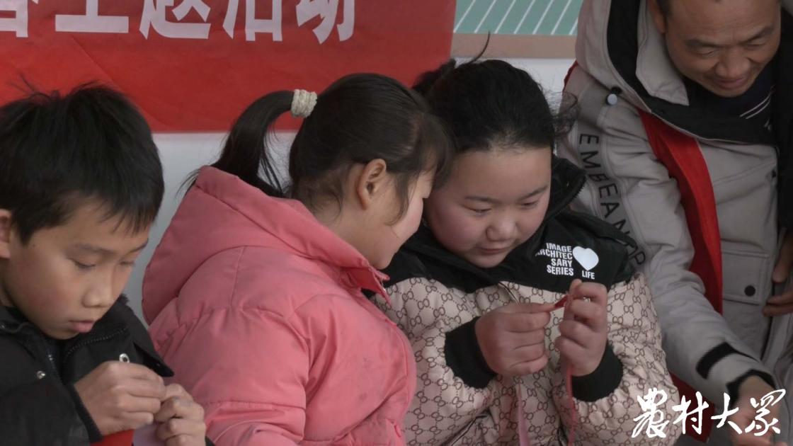 做龙灯的寓意,上联看恐龙赏龙灯迎龙年