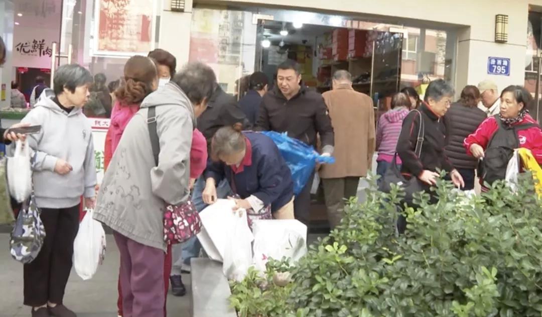 港沿镇的张阿姨是怎么把菜卖到市区的？