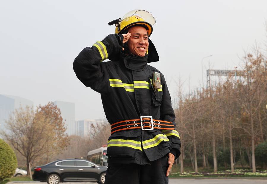 张弛石柯试穿消防服，山东泰山教练及球员成济南消防公益宣传大使