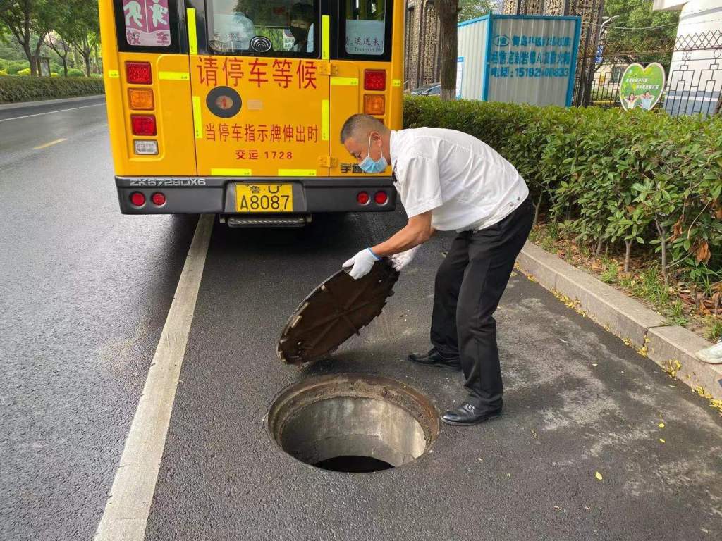 哈尔滨黄色大鼻子校车能载多少人,大鼻子校车开到家门口接学生上学