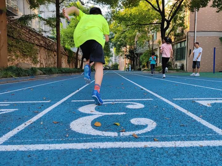 校园跑道只有60米长的东园小学，跑出了个拱墅区的短跑双冠王
