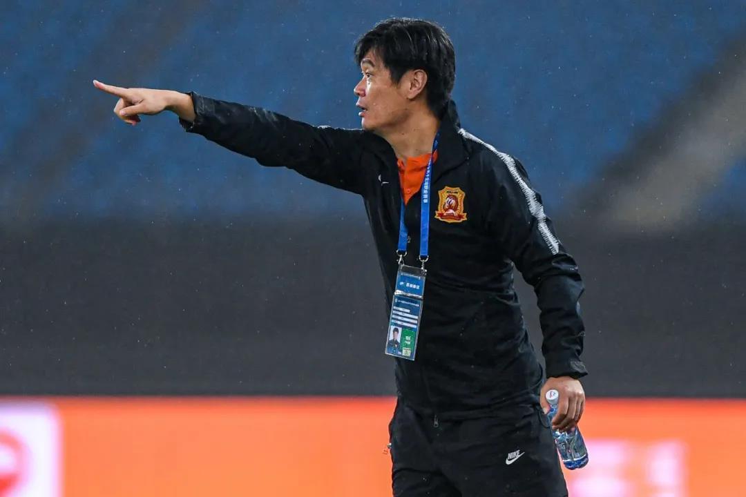 李铁卸任中国男足主教练,李霄鹏接替李铁任国足主帅发布会