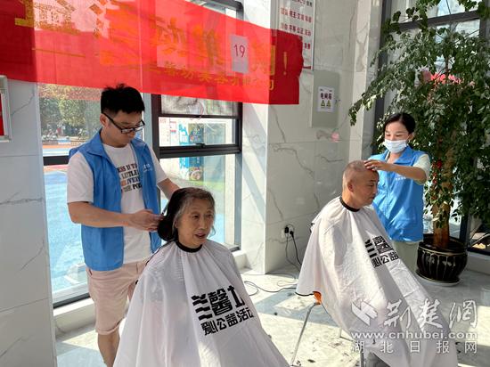 社区干部牢记全心全意为人民服务,牢记初心使命用心用情为民服务