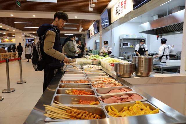 暖品上新、开辟“深夜食堂”,申城高校食堂让这个冬天不太冷