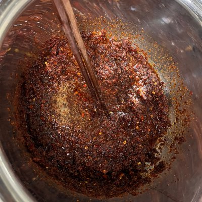 剔出来的羊肥膘别浪费,熬个羊油辣子喝汤拌面美滋滋