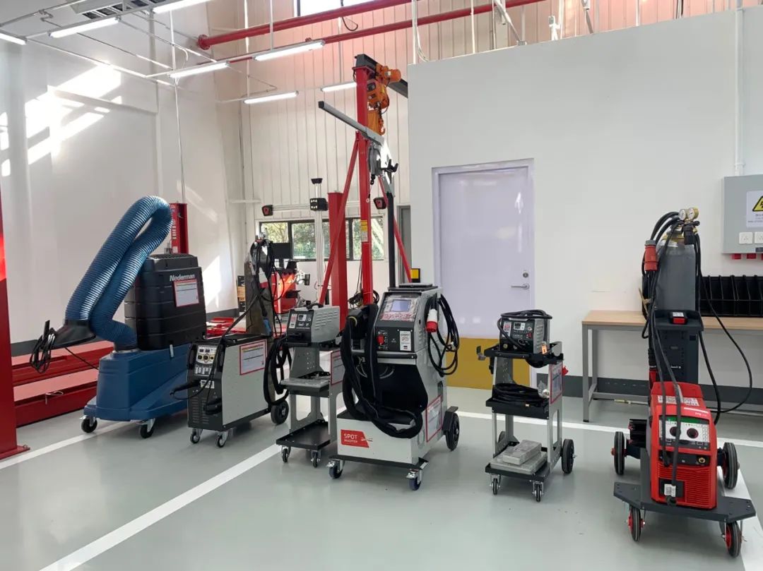 特斯拉直营钣喷中心维修现场,特斯拉钣喷中心直营店收费明细