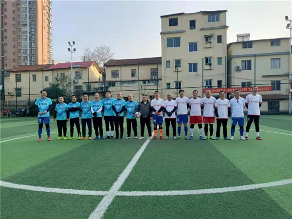 十里街道黄土岭社区足球队竞技迎新年