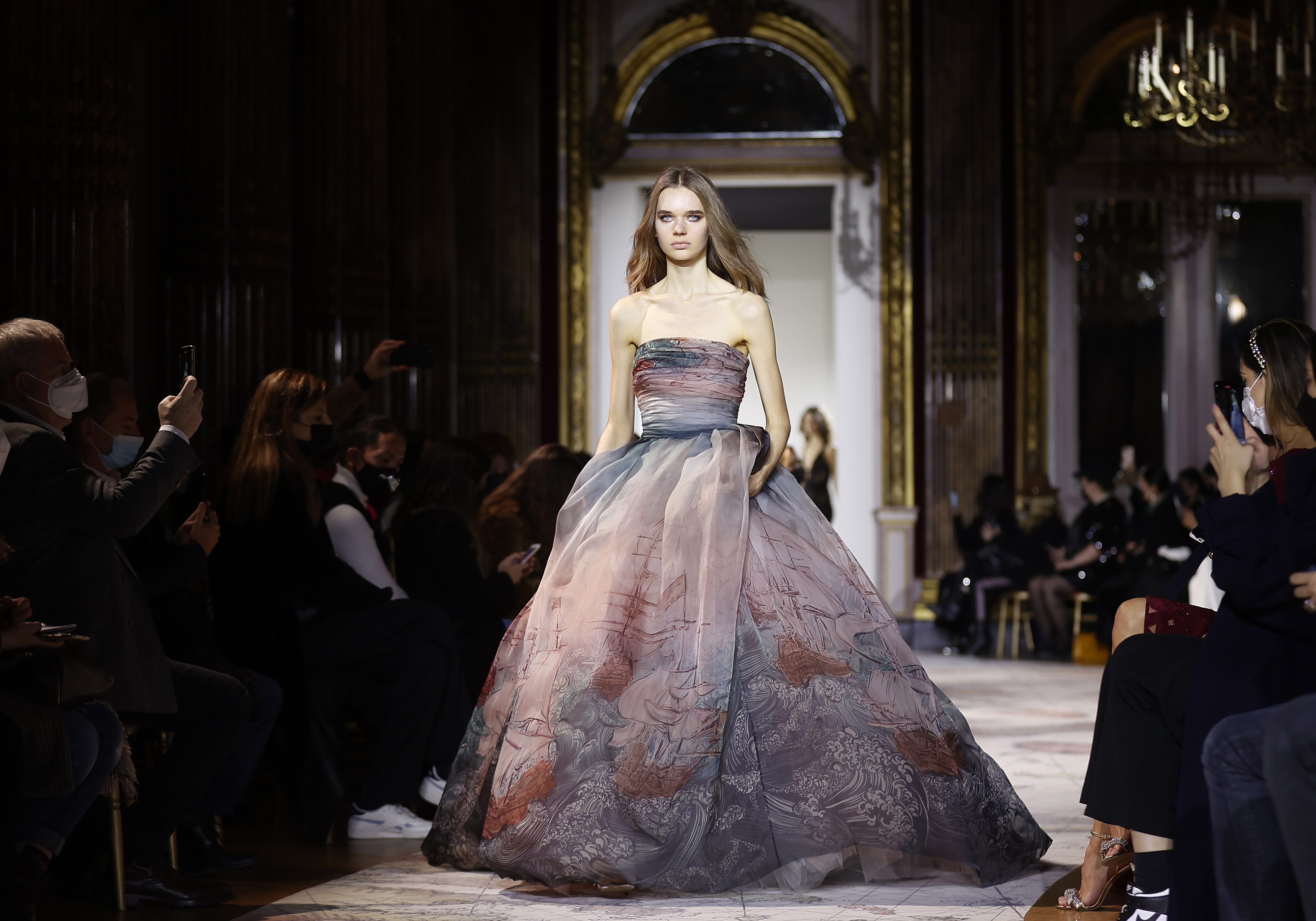 巴黎时装周jisoo服装全球首穿,巴黎高定时装周2024