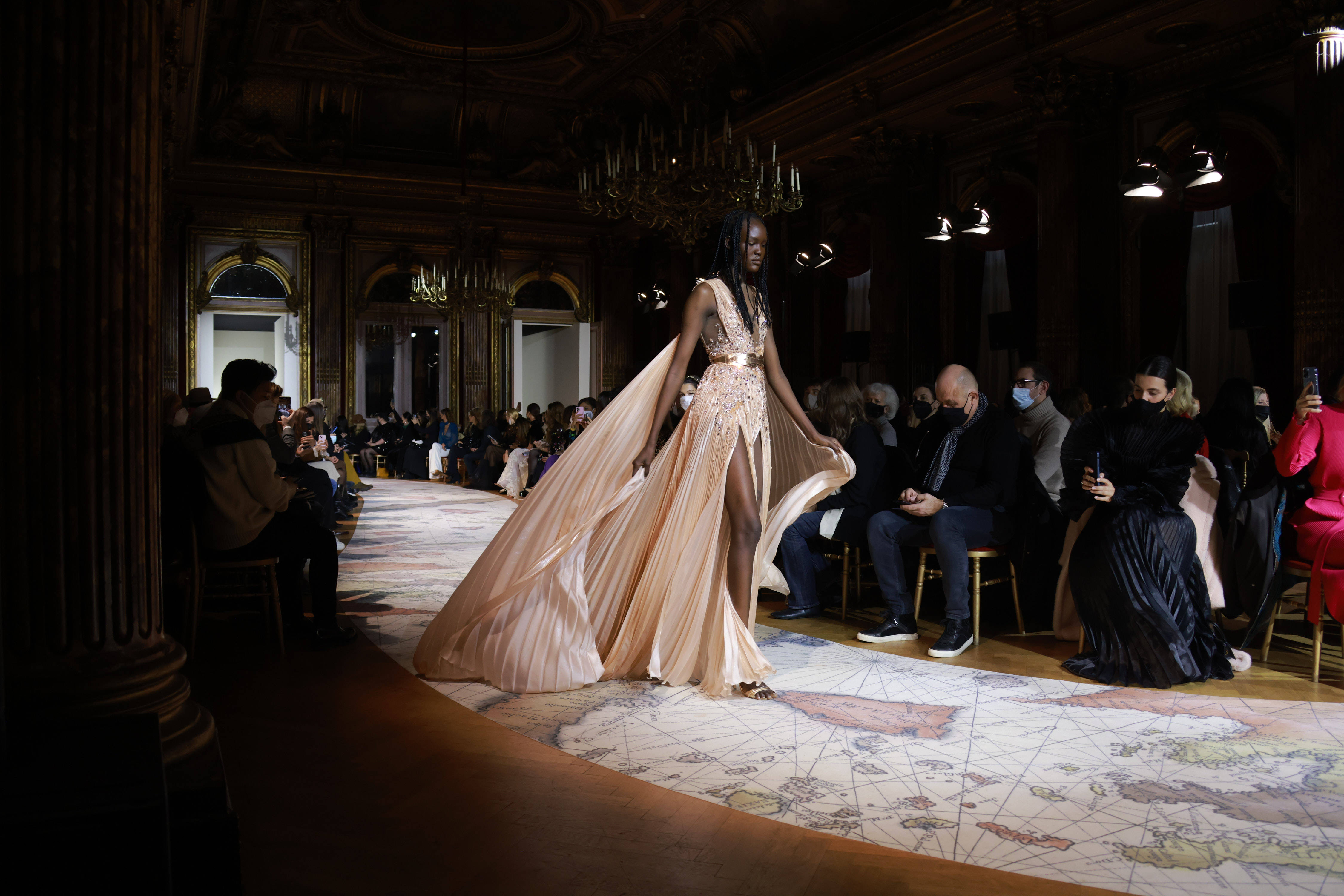 巴黎时装周jisoo服装全球首穿,巴黎高定时装周2024