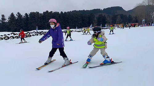 冰雪经济“热”起来,冰雪经济升温人民日报