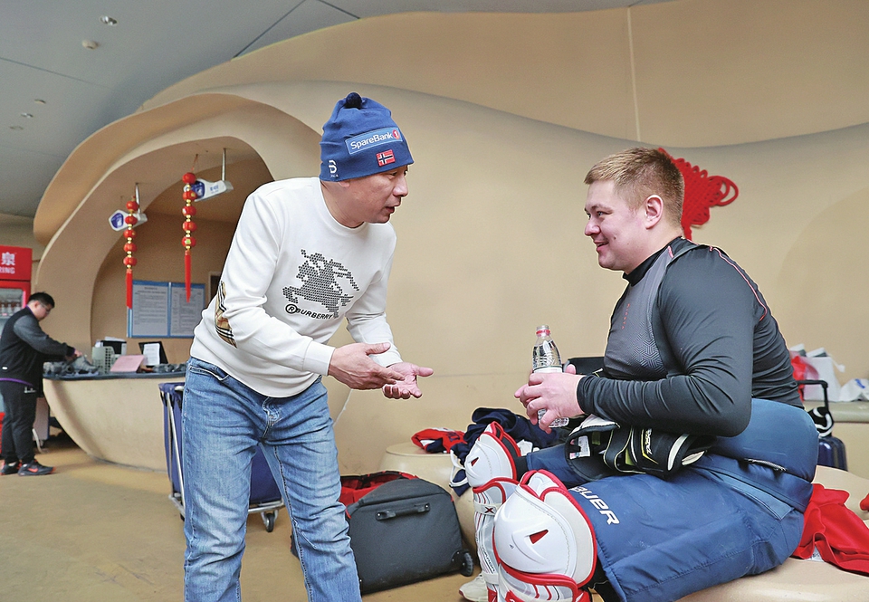 融媒·画像|在济南捡起“丢下”的冰球杆——冰球老男孩