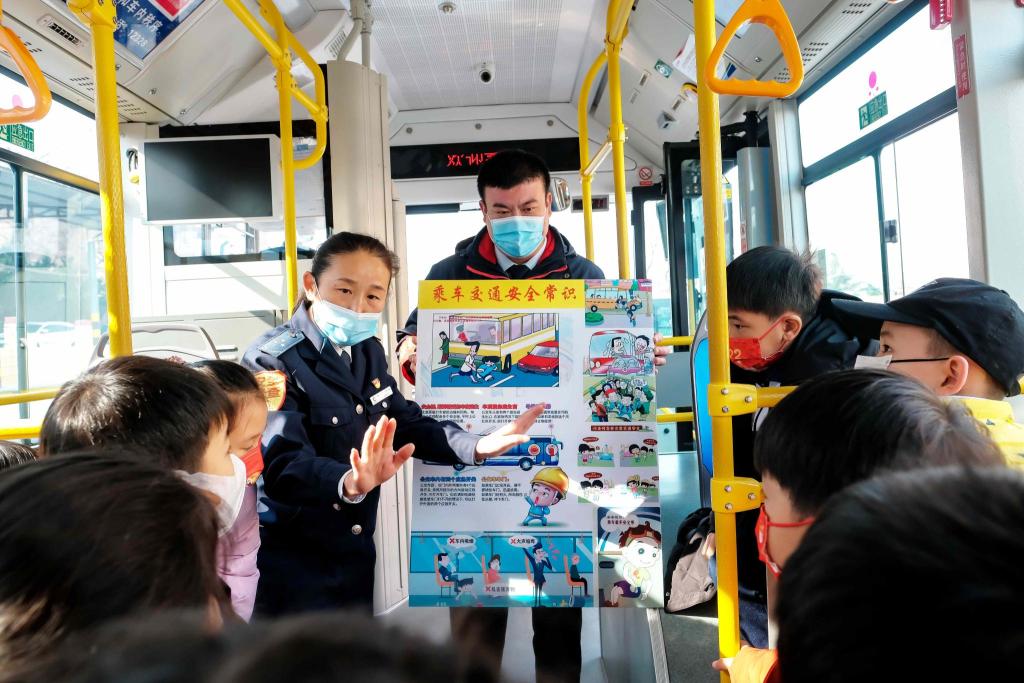 冰墩墩迎新生,冰墩墩迎开学