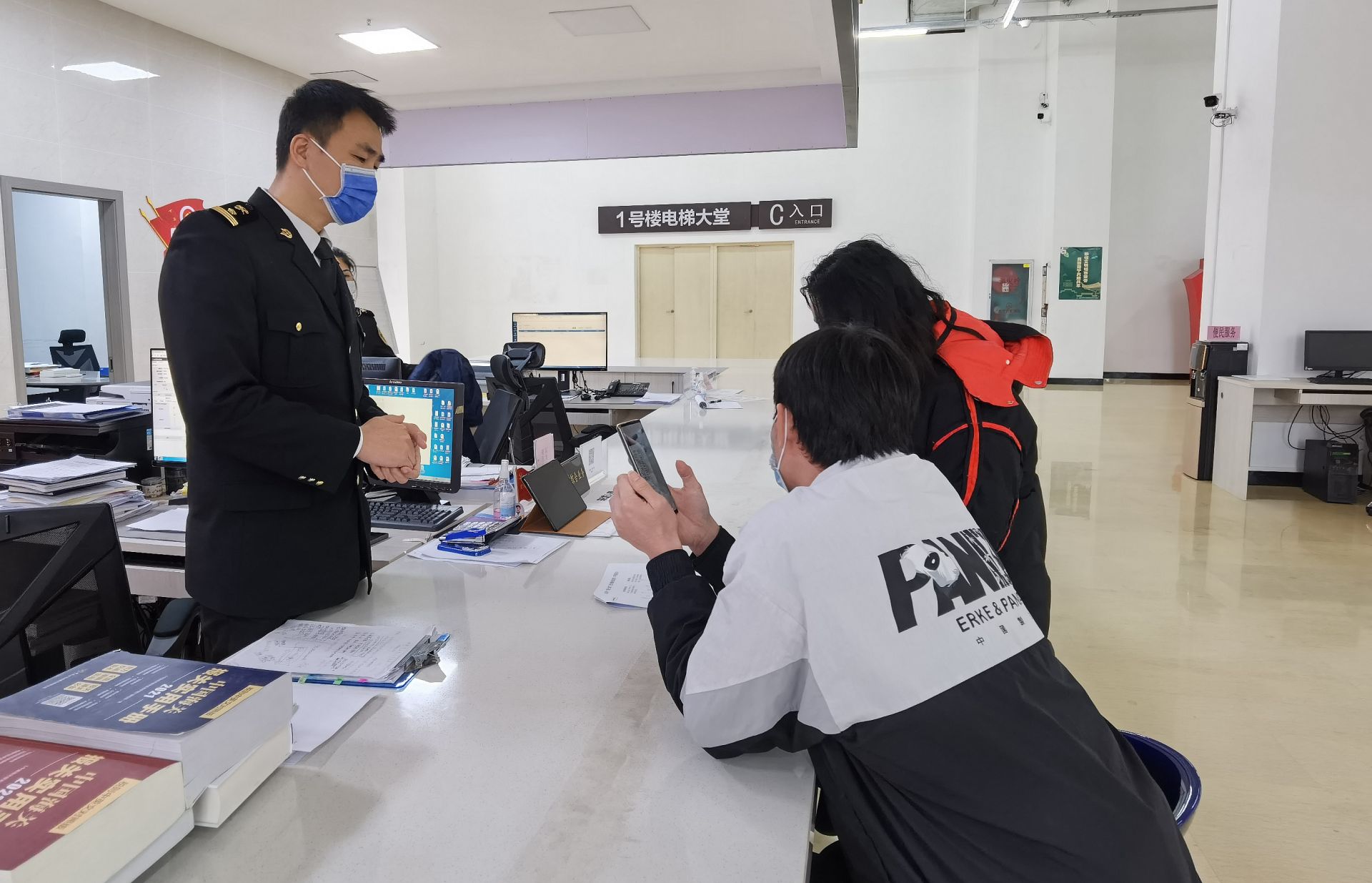 国际邮件上门收,国际邮件已缴税还需要自己去取吗