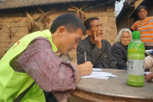 “尘肺农民不该被摒弃”全国政协委员严慧英奔走多年呼吁得知有病人去世曾当场泪崩