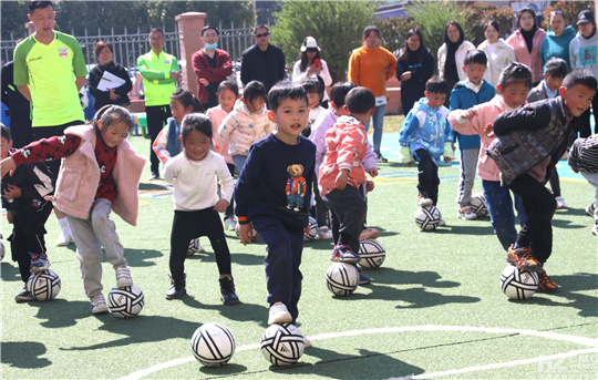 会泽县第二幼儿园：“少年足球”嗨起来