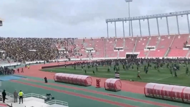 不满足球比赛结果引起踩踏事件,摩洛哥官方抗议半决赛判罚