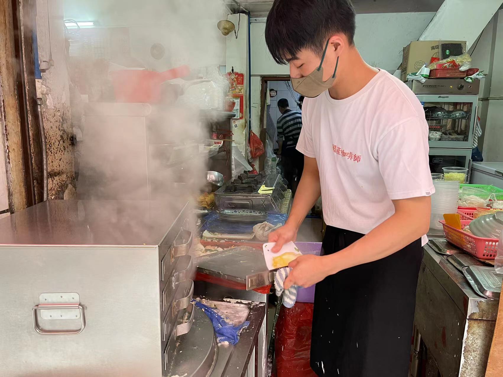 广州年轻小伙卖潮汕肠粉,做肠粉的小伙子