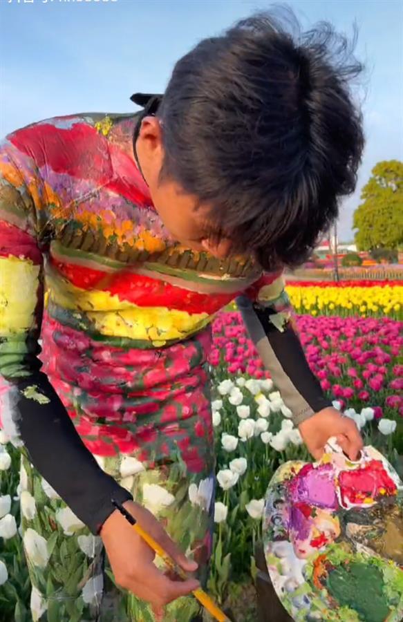 他在你面前,你却看不见!牛人在身体上作画完美“隐身”