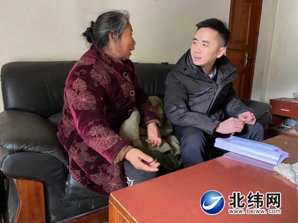 扎根基层把服务群众放在心上 (用心扎根基层用情服务农村)