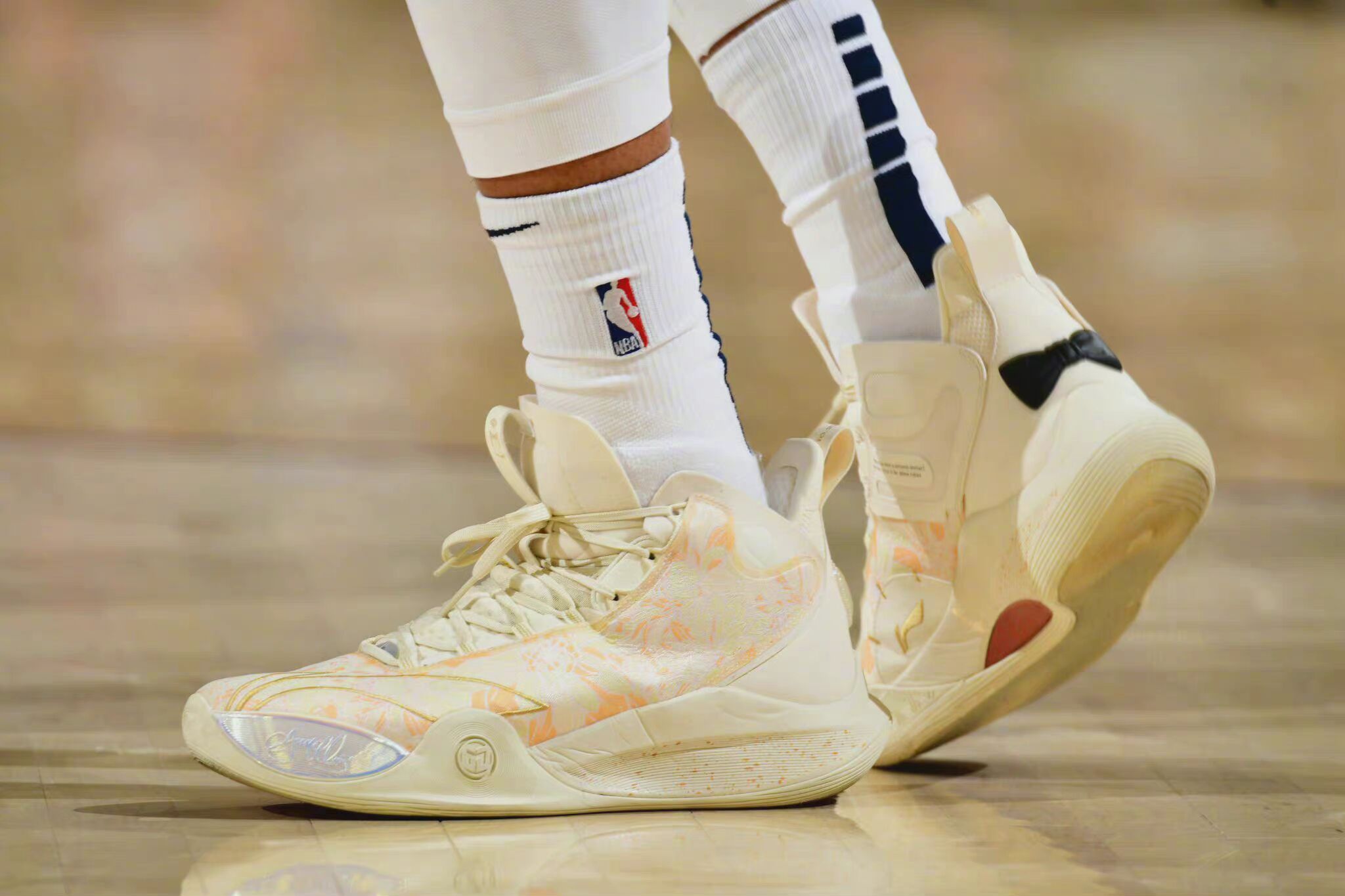 汤神上脚蓝色球鞋,汤神总决赛穿的鞋