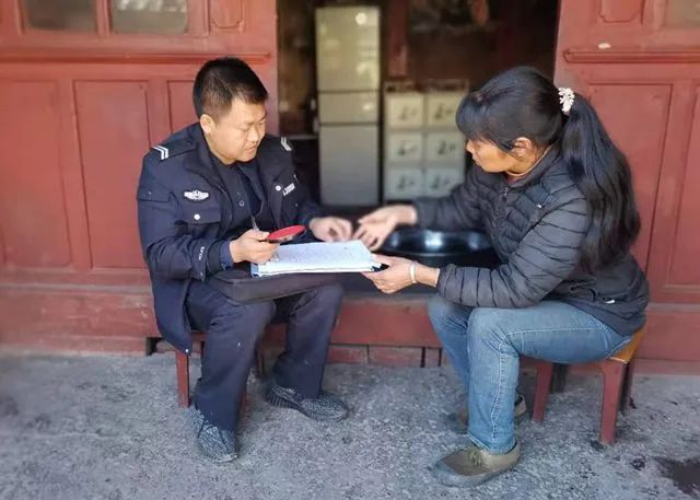 向烈日高温中坚守岗位的辅警致敬,致敬奋战在一线的辅警