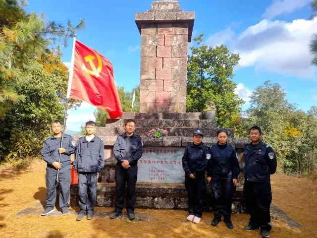 向烈日高温中坚守岗位的辅警致敬,致敬奋战在一线的辅警