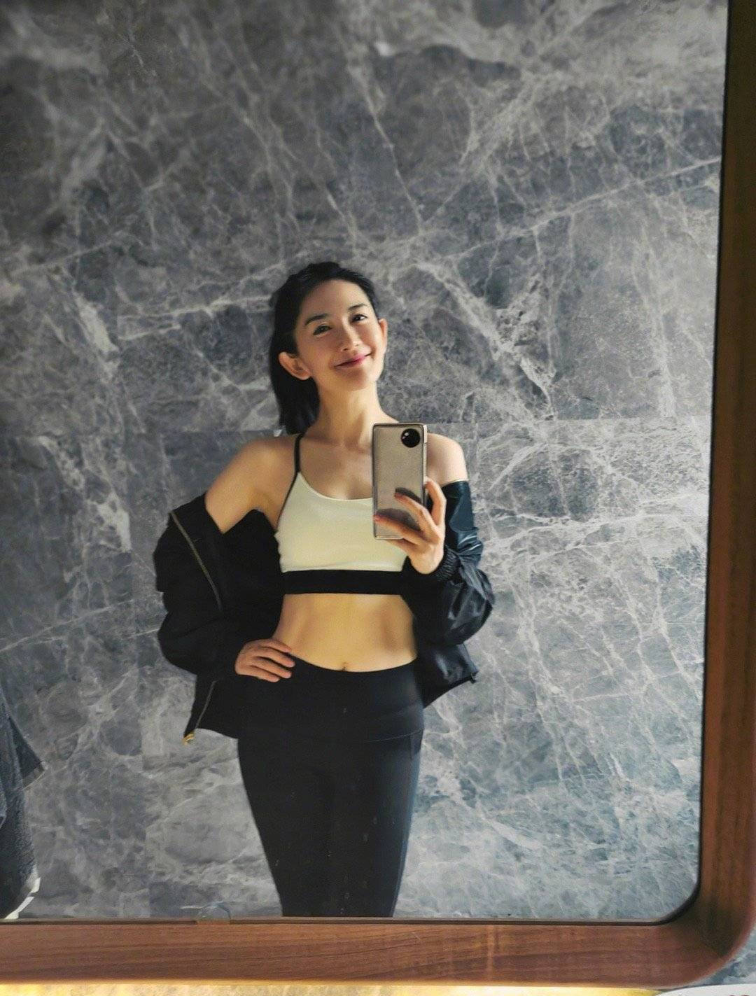 谢娜藏得深，穿运动内衣紧身裤罕秀身材，高龄产妇生完二胎比一胎状态还好