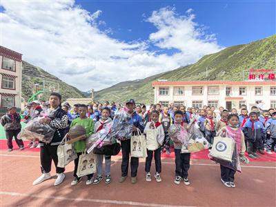 小朋友一起千岛湖玩视频,各族小朋友在一起过六一