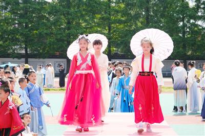 小朋友一起千岛湖玩视频,各族小朋友在一起过六一