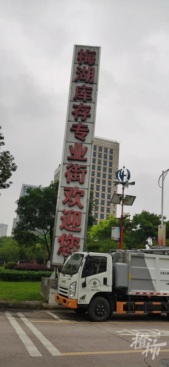 原价300的t恤40元,原价300多的耳环