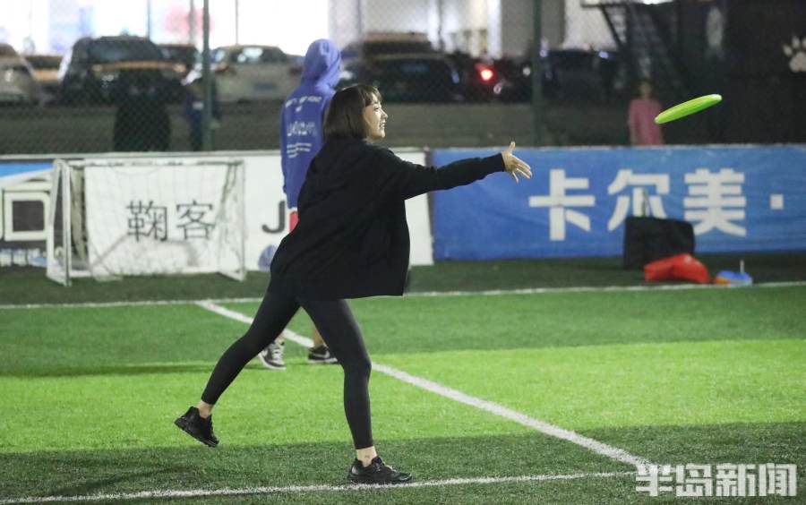 飞进绿茵场！小小飞盘，有啥魔力？半岛全媒体记者体验并揭秘这一新兴时尚运动爆火密码