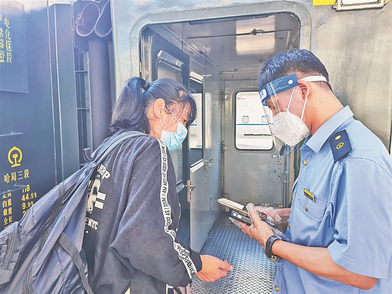 东北地区最后一趟“老绿皮”退休旅客：还没来得及道别就坐上“空调车”了